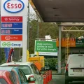 Precios de la gasolina y el diésel en un cartel frente a una gasolinera de Bruselas, Bélgica.