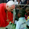 El Papa León XIV saluda a los niños durante una reunión en la parroquia de Nuestra Señora de Fátima, en Luanda.