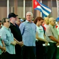 El presidente de Cuba, Miguel Díaz-Canel (c), participa en la caravana llamada 'Parada Juvenil Antiimperialista sobre Ruedas'
