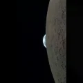 La tripulación de Artemis II usa visores de eclipse durante el sobrevuelo lunar.
