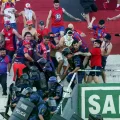 Hinchas de Cerro Porteño enfrentándose con la Policía de Paraguay durante el juego ante Olimpia.