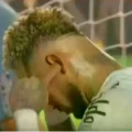 Neymar se lleva las manos a las orejas al abandonar el campo tras la derrota del Santos.