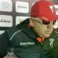 Momento en el que Baldivieso se retira de la conferencia de prensa.