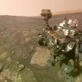 El rover Curiosity de la NASA en un autorretrato en la ubicación 'Mary Anning' en Glen Torridon.