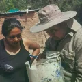 Brigadas de salud enseñan a eliminar criaderos de mosquitos en la zona afectada.