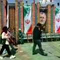 Banderas de Irán y fotos de los líderes de la Guardia Revolucionaria, en una calle de Teherán.