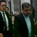 El momento en que el ministro Mauricio Medinaceli sale de la sesión de la comisión.