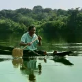Un pescador de la comunidad indígena Macaquiño en el río Vaupés.