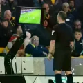 Un árbitro revisando una jugada VAR en la Premier League.