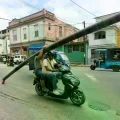Un vehículo transitando por una calle en La Habana, Cuba.