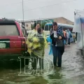 Personas transitan en medio de calles inundadas