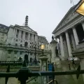 Un hombre camina frente al Banco de Inglaterra, en el distrito financiero de Londres, en febrero de 2026.