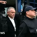 Vlad Plahotniuc (centro, con camisa blanca) fue arrestado en el otoño de 2025.