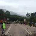 La ruta hacia los Valles cruceños está cortada por el bloqueo.