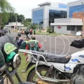 Mototaxistas instalaron un punto de bloqueo en las instalaciones de YPFB del tercer anillo, doble vía, en Santa Cruz de la Si