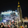 Un misil balístico es desplegado durante una manifestación a favor del régimen iraní en Teherán.