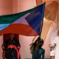 Un niño ondea una bandera de Guinea Ecuatorial mientras el Papa León XIV asiste a un encuentro en el estadio de Bata.