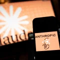 Un teléfono con el logotipo de la compañía Anthropic en Nueva York.
