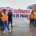 Trabajadores de la empresa Piraí durante la suspensión del servicio.