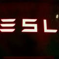 Un cargador de vehículos eléctricos Tesla en una estación de carga el miércoles 15 de abril de 2026, en Portland, Oregón.
