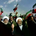 Seguidores del régimen de Irán protestan contra el accionar de Estados Unidos y sus aliados en la guerra en Medio Oriente.