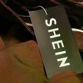 Etiqueta en la ropa de los grandes almacenes BHV, donde Shein abrió su primera tienda permanente en París el 5 de noviembre d