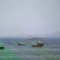 Barcos en el Estrecho de Ormuz, epicentro de la guerra entre Irán y Estados Unidos.