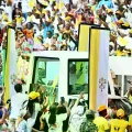 El Papa León XIV oficia misa ante una multitud en el estadio de Malabo, en Guinea Ecuatorial.