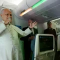 El papa León XIV habla con periodistas a bordo del vuelo papal desde Malabo, Guinea Ecuatorial, a Roma, Italia.