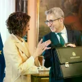 Arcadi España, durante su toma de posesión como ministro de Hacienda, habla con su antecesora, María Jesús Montero