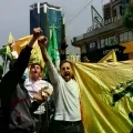 Seguidores de Hezbollah se manifiestan en las afueras de Beirut, capital del Líbano, en medio de la guerra entre Estados Unid