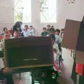 Una maestra del colegio Ángel Chávez Gutiérrez muestra las cajas vacías del alimento complementario.