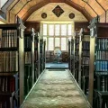 La biblioteca medieval del Merton College, un aula viviente desde 1276, conserva su aspecto original con estanterías de roble