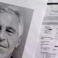 Los archivos sobre Jeffrey Epstein revelan detalles sobre sus actividades y delitos sexuales.