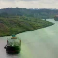 Buque cruza el Canal de Panamá, una ruta alternativa ante el conflicto en Oriente Medio.