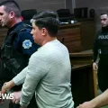 Dušan Maksimović esposado en un tribunal de Pristina tras ser condenado a 30 años de prisión