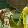 Juan Villavicencio es felicitado por sus compañeros por su golazo.