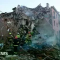 Imágenes publicadas por las autoridades ucranianas muestran un edificio residencial gravemente dañado en Dnipro
