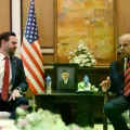 El vicepresidente de Estados Unidos, JD Vance, dialoga con el primer ministro de Pakistán, Shehbaz Sharif, durante la primera