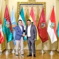 El saludo del presidente Rodrigo Paz con el gobernador electo, Luis Ayllón, el viernes.