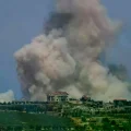 El humo muestra el punto del impacto de un nuevo ataque de Israel contra Libano.