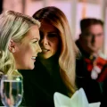Melania Trump, Karoline Leavitt y la corresponsal Weijia Jiang junto a Donald Trump en la cena.