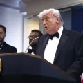 El presidente Donald Trump junto a su vice, JD Vance, en la conferencia de prensa que ofrecieron tras la evacuación.