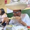 El candidato Roberto Sánchez desayuna en un mercado de Lima durante su campaña.