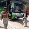 Militares realizan controles en buses.