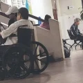 Pacientes aguardan por atención médica en el hospital