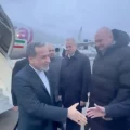 Abbas Araqchi es recibido por funcionarios en su llegada a Rusia.