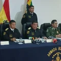 Autoridades de la Armada y de la Policía en conferencia de prensa.