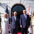 El presidente Donald Trump y la primera dama Melania Trump saludan al rey Carlos III y a la reina Camila a su llegada a la Ca