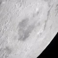 La Luna es bombardeada diariamente por meteoroides del tamaño de pelotas de ping-pong.